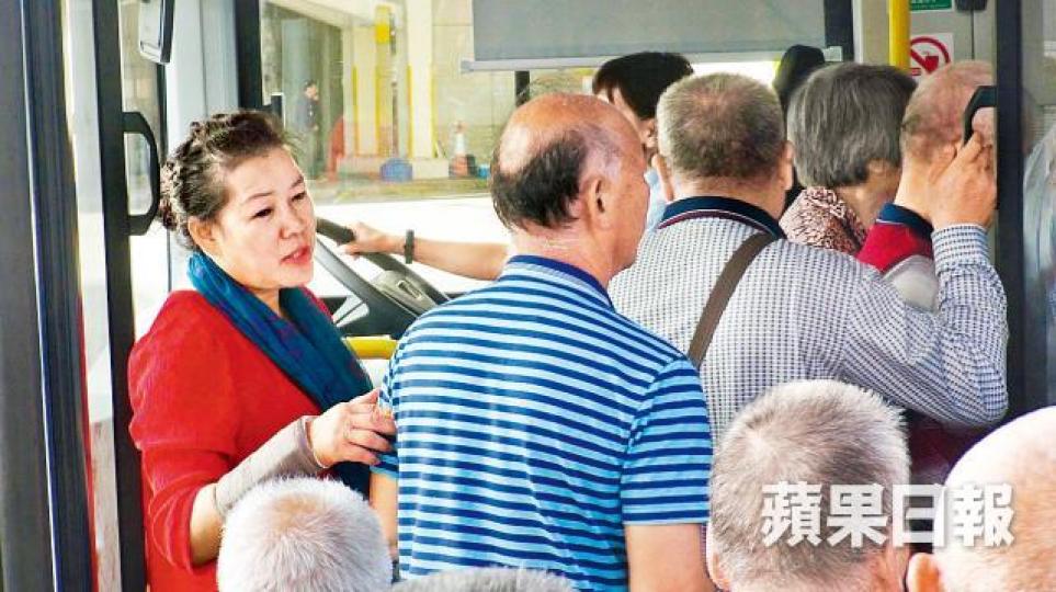 內地女領隊(左)帶領50名團友到東涌「自由活動」後上車,領隊統一支付車資。 內地女領隊(左)帶領50名團友到東涌「自由活動」後上車,領隊統一支付車資。
