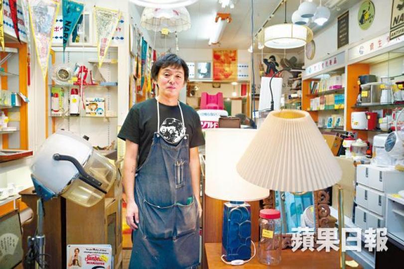 松本哉在東京經營二手店「素人之亂5號店」已10多年,他每日到不同地方接收二手物品,並翻新出售。何家達攝松本哉與香港立法會議員區諾軒是酒友,其旅館貼有區的海報。旅館「大笨笨收容所」貼有「Hong Kong is not China」貼紙。多場社會運動,2011年的反核遊行令松本哉印象最深。《素人之亂》結集了松本哉多年的社運經驗。 松本哉在東京經營二手店「素人之亂5號店」已10多年,他每日到不同地方接收二手物品,並翻新出售。何家達攝松本哉與香港立法會議員區諾軒是酒友,其旅館貼有區的海報。旅館「大笨笨收容所」貼有「Hong Kong is not China」貼紙。多場社會運動,2011年的反核遊行令松本哉印象最深。《素人之亂》結集了松本哉多年的社運經驗。