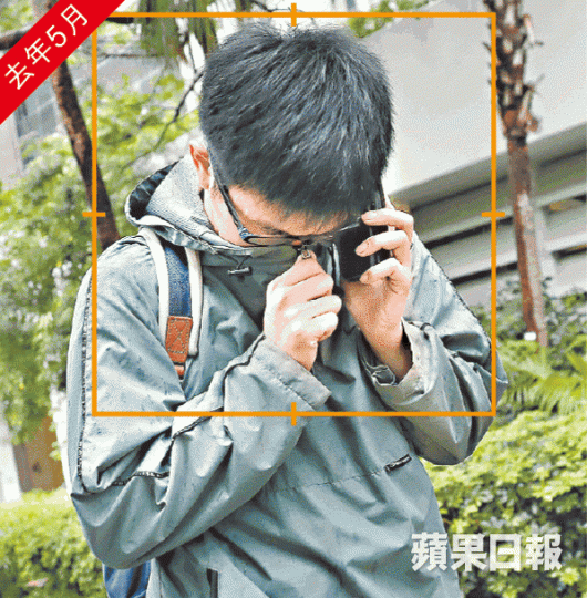黃當日赴法庭應訊時外形較平實,戴黑框眼鏡,蓄一頭黑髮。 黃當日赴法庭應訊時外形較平實,戴黑框眼鏡,蓄一頭黑髮。
