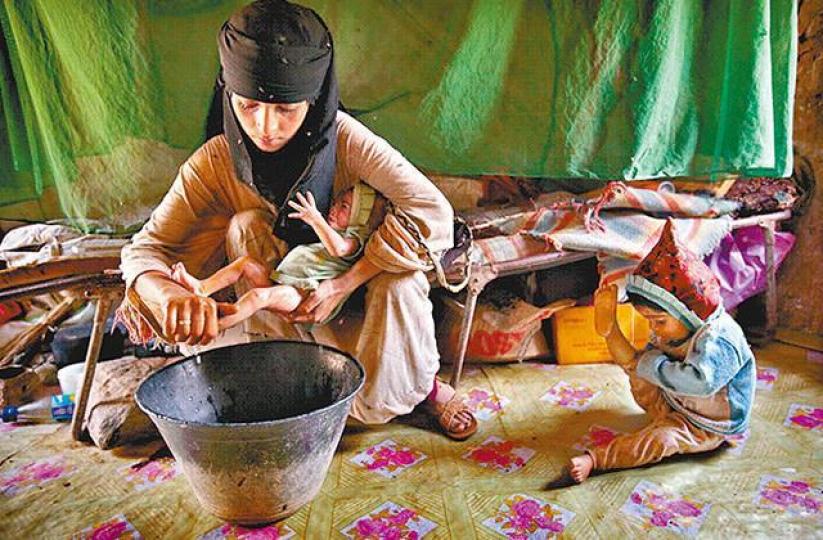女童婚後生活往往就是照顧孩子。資料圖片 女童婚後生活往往就是照顧孩子。資料圖片