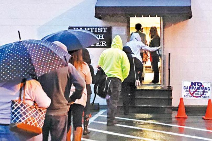 賓夕凡尼亞州巴特勒的選民昨日冒雨投票。美聯社