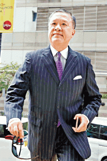 首被告張震遠為商交所大股東,其案件卻要待明年7月才開審。法官陳廣池商交所時任財務總監蔡達英昨承認串謀詐騙。夏家朗攝 首被告張震遠為商交所大股東,其案件卻要待明年7月才開審。法官陳廣池商交所時任財務總監蔡達英昨承認串謀詐騙。夏家朗攝