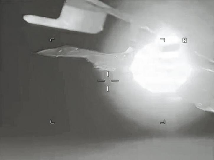 美國海軍指前日有俄戰機在黑海高速飛越其偵察機。互聯網 美國海軍指前日有俄戰機在黑海高速飛越其偵察機。互聯網
