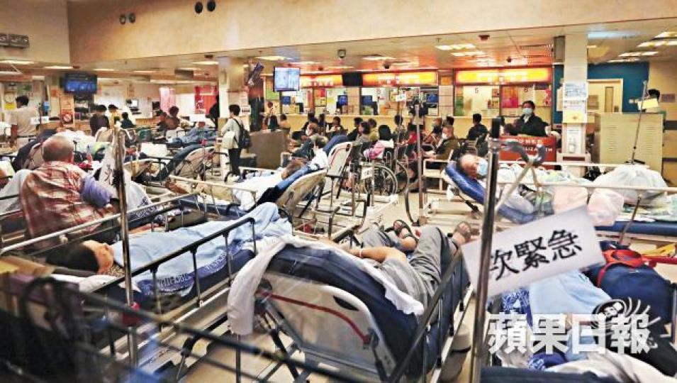 【伊院】伊院急症室昨早多達50人滯留等上病房。【威院】一連兩晚威院急症室輪候時間最少8小時。 【伊院】伊院急症室昨早多達50人滯留等上病房。【威院】一連兩晚威院急症室輪候時間最少8小時。