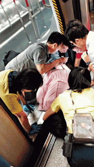 女學生左腳卡月台與車廂間空隙,港鐵職員及乘客嘗試拯救不果。讀者提供圖片被救出後,女生坐輪椅由救護車送院治療。姜偉康攝 女學生左腳卡月台與車廂間空隙,港鐵職員及乘客嘗試拯救不果。讀者提供圖片被救出後,女生坐輪椅由救護車送院治療。姜偉康攝