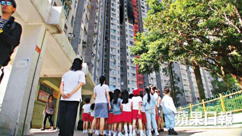 昨有幼稚園教師帶領近20名學生到場,告誡學生勿玩火。黃麗英攝 昨有幼稚園教師帶領近20名學生到場,告誡學生勿玩火。黃麗英攝