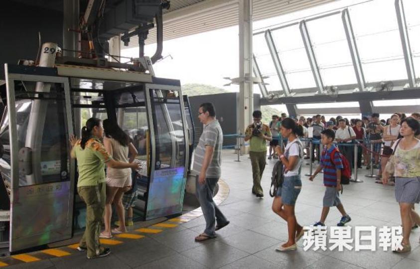 港珠澳大橋通車後,昂坪360纜車客量急增。資料圖片 港珠澳大橋通車後,昂坪360纜車客量急增。資料圖片
