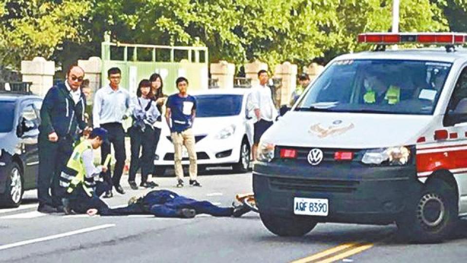 林金連騎單車與林佳龍座駕碰撞後昏迷。 林金連騎單車與林佳龍座駕碰撞後昏迷。