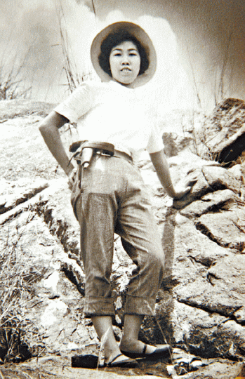 女警林靄思在1953年查案時獲准佩槍一天,成香港首名陀槍師姐。 女警林靄思在1953年查案時獲准佩槍一天,成香港首名陀槍師姐。