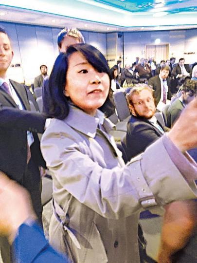央視女記者孔琳琳9月底在英國保守黨年會上大吵大鬧。 央視女記者孔琳琳9月底在英國保守黨年會上大吵大鬧。