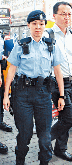 開槍女警事後在場協助調查。詹家志攝疑犯中槍後被警員制服地上,鎅刀跌在一旁(圓圖)。黃婉儀攝疑犯送院搶救,情況危殆。 開槍女警事後在場協助調查。詹家志攝疑犯中槍後被警員制服地上,鎅刀跌在一旁(圓圖)。黃婉儀攝疑犯送院搶救,情況危殆。