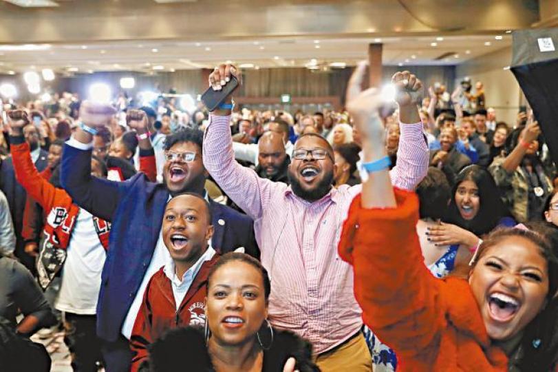 得悉民主黨候選人與對手差距收窄的消息時，支持者歡喜若狂。路透社