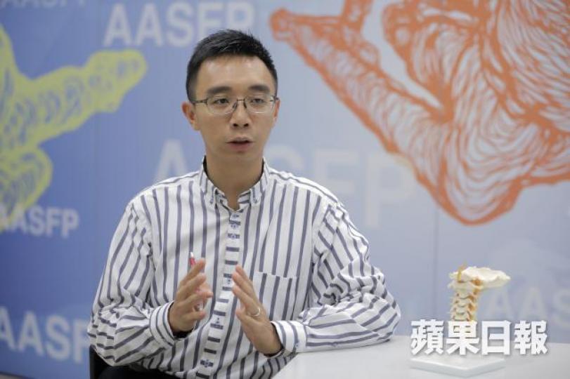 註冊物理治療師梁澤祺稱，刷牙時倘雙腳完全企直並彎腰，會令大腿後肌過緊及盆骨欠靈活，造成腰椎受壓。黃心怡攝