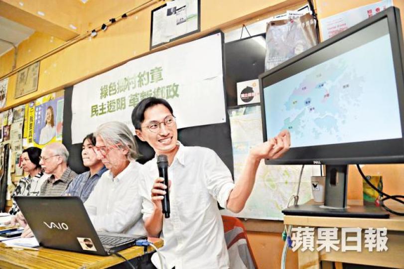 朱凱廸(右)聯同《綠色鄉村約章》成員報名參與鄉郊代表選舉。夏家朗攝 朱凱廸(右)聯同《綠色鄉村約章》成員報名參與鄉郊代表選舉。夏家朗攝