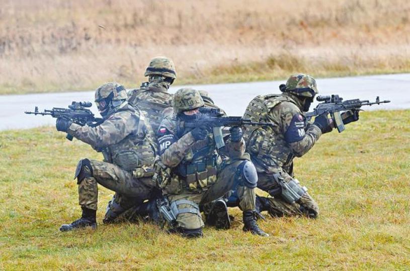 如歐盟建軍,該支軍隊與北約的關係是首要解決的問題。為應對俄羅斯的威脅,北約軍隊近年在東歐及北歐加強部署。 如歐盟建軍,該支軍隊與北約的關係是首要解決的問題。為應對俄羅斯的威脅,北約軍隊近年在東歐及北歐加強部署。