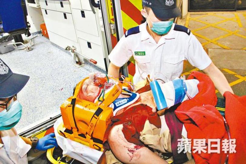 意大利籍男子墮樓後多處骨折,由救護員送院搶救。 意大利籍男子墮樓後多處骨折,由救護員送院搶救。