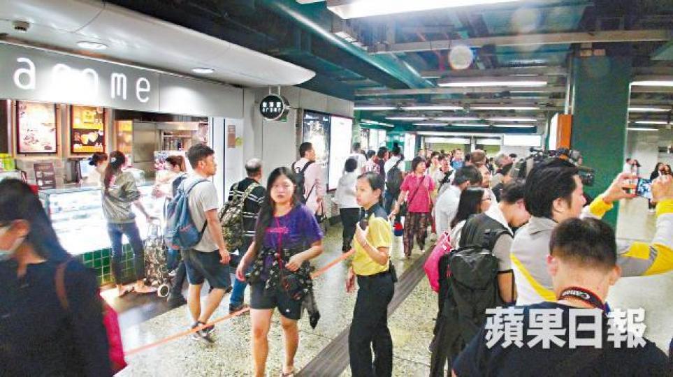 警方事後圍封站內部份範圍,由於正值繁忙時間,站內人流甚多。 警方事後圍封站內部份範圍,由於正值繁忙時間,站內人流甚多。
