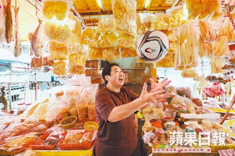 姜蕙娟6歲開始幫手在街市擺檔,是一位超級球迷。家中安裝了所有足球頻道,任何球賽都不會錯過。娟姨認為人生如球賽,「今場輸咗,下場贏番咪得囉!」英超球隊中,娟姨獨愛車路士。資料圖片能夠入場觀賞世盃賽事,支持自己心愛的球隊,娟姨於願足矣。2002年世盃,娟姨和丈夫花了十多萬去睇波。常把球賽掛在嘴邊,大部份顧客都搭不上嘴。自蔡育瑜(左)由球員轉做講波佬,娟姨對本地波不再熱衷。 姜蕙娟6歲開始幫手在街市擺檔,是一位超級球迷。家中安裝了所有足球頻道,任何球賽都不會錯過。娟姨認為人生如球賽,「今場輸咗,下場贏番咪得囉!」英超球隊中,娟姨獨愛車路士。資料圖片能夠入場觀賞世盃賽事,支持自己心愛的球隊,娟姨於願足矣。2002年世盃,娟姨和丈夫花了十多萬去睇波。常把球賽掛在嘴邊,大部份顧客都搭不上嘴。自蔡育瑜(左)由球員轉做講波佬,娟姨對本地波不再熱衷。