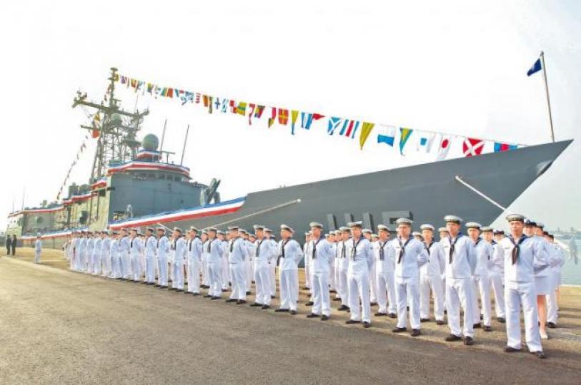 逢甲艦昨在高雄左營軍港正式服役。台灣《蘋果日報》總統蔡英文主持成軍典禮,頒發軍旗。銘傳艦配置拖曳式聲納,反潛戰力大幅提升。 逢甲艦昨在高雄左營軍港正式服役。台灣《蘋果日報》總統蔡英文主持成軍典禮,頒發軍旗。銘傳艦配置拖曳式聲納,反潛戰力大幅提升。