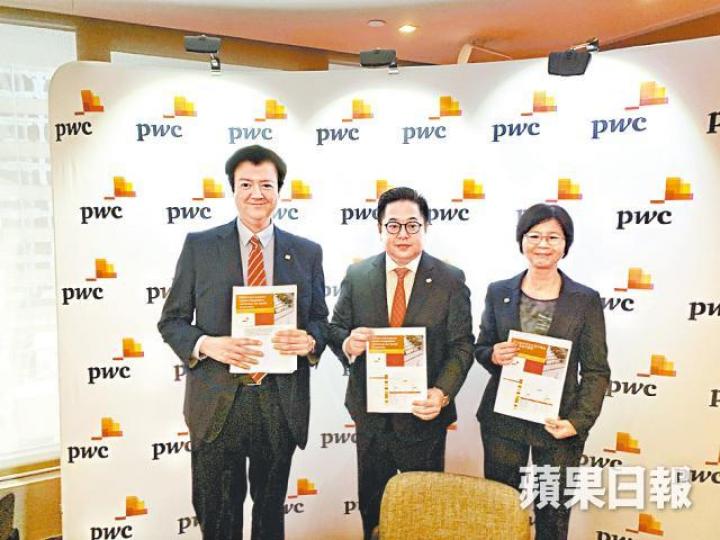 王志偉(左)話香港富二代參與家族企業比例增加,反而大陸就少咗。 王志偉(左)話香港富二代參與家族企業比例增加,反而大陸就少咗。