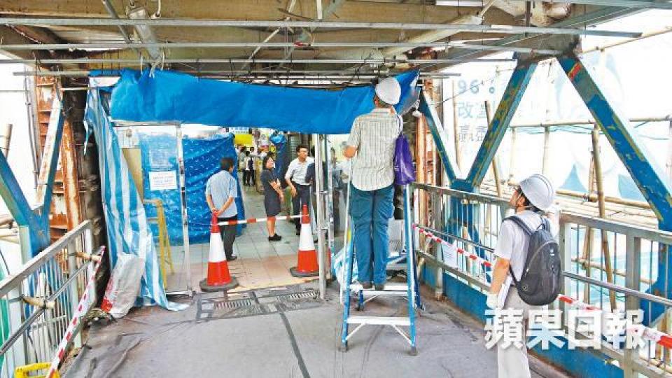 屋宇署人員昨到力生廣場金屬行人天橋現場視察,指整體結構並無即時危險。簡明恩攝 屋宇署人員昨到力生廣場金屬行人天橋現場視察,指整體結構並無即時危險。簡明恩攝
