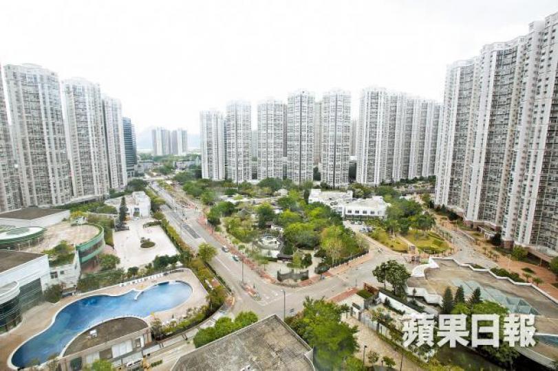 嘉湖山莊整個項目佔地400萬平方呎。雖然位於荒蕪的新市鎮,但當年嘉湖仍吸引不少買家。單位全數以鑽石廳設計,傢俬擺放要花點心思,但不會與鄰居對望。中原區域營業董事王樹明(Joyce)。關太1992年買入第三期翠湖居樓花。 嘉湖山莊整個項目佔地400萬平方呎。雖然位於荒蕪的新市鎮,但當年嘉湖仍吸引不少買家。單位全數以鑽石廳設計,傢俬擺放要花點心思,但不會與鄰居對望。中原區域營業董事王樹明(Joyce)。關太1992年買入第三期翠湖居樓花。