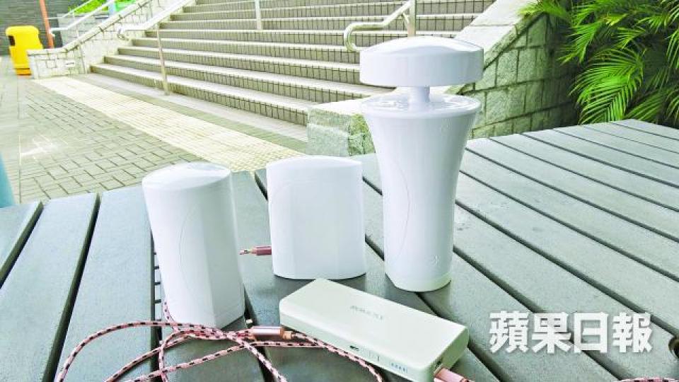 小小幾件氣象儀器就能收集天氣數據,猶如流動氣象站。網絡未發達前,成員聚會必帶備官方印刷的熱帶氣旋資料。 小小幾件氣象儀器就能收集天氣數據,猶如流動氣象站。網絡未發達前,成員聚會必帶備官方印刷的熱帶氣旋資料。