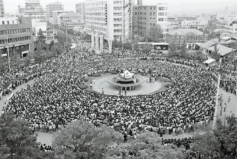1980年5月18日,光州市有大批示威者集會抗議軍頭全斗煥。互聯網軍方當年拘捕大批光州民主化運動參與者。互聯網 1980年5月18日,光州市有大批示威者集會抗議軍頭全斗煥。互聯網軍方當年拘捕大批光州民主化運動參與者。互聯網