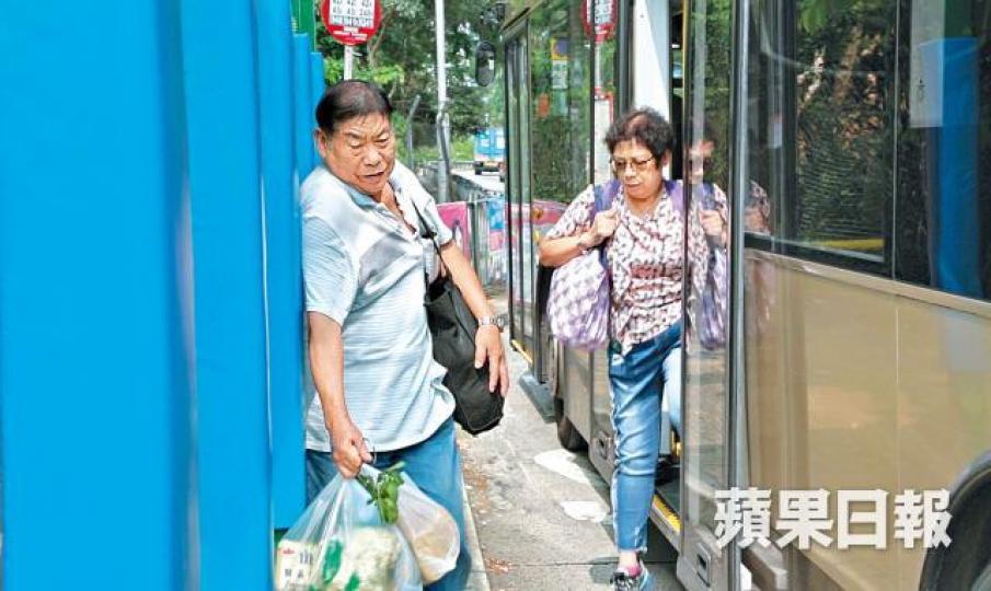 有乘客下車時失足撞向避雨亭柱身,幸鐵柱加裝厚墊,未有受傷。周智堅攝青衣寮肚路避雨亭的設計遭居民和乘客批評,區議會擬再斥資11萬元改善。避雨亭支柱間距僅86厘米,輪椅及身形較肥胖人士難以通過。 有乘客下車時失足撞向避雨亭柱身,幸鐵柱加裝厚墊,未有受傷。周智堅攝青衣寮肚路避雨亭的設計遭居民和乘客批評,區議會擬再斥資11萬元改善。避雨亭支柱間距僅86厘米,輪椅及身形較肥胖人士難以通過。