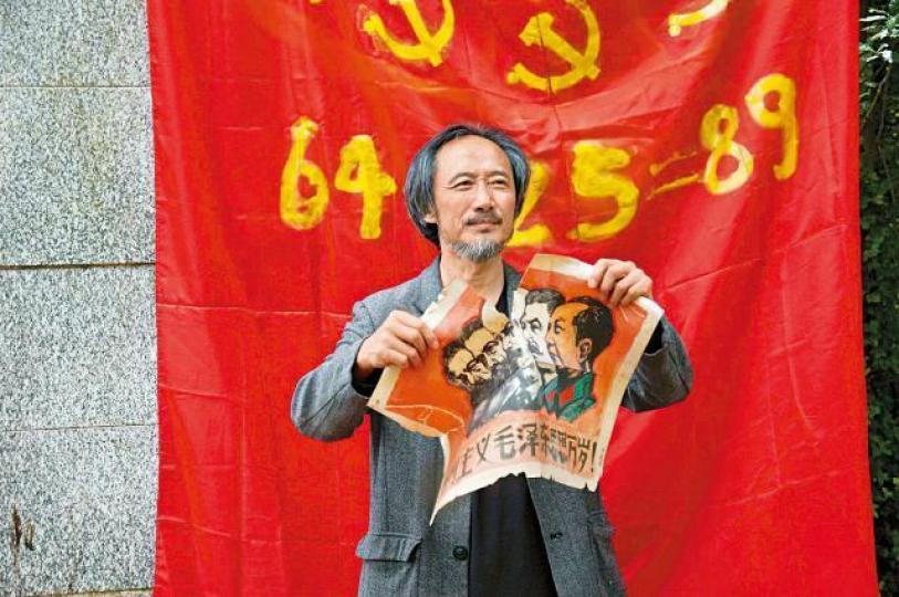 中國異見作家馬建在大館舉辦的講座被DQ;圖為他2014年參與六四紀念活動時,撕毀印有共產主義代表人物的海報。馬建fb圖片大館總監簡寧天 中國異見作家馬建在大館舉辦的講座被DQ;圖為他2014年參與六四紀念活動時,撕毀印有共產主義代表人物的海報。馬建fb圖片大館總監簡寧天