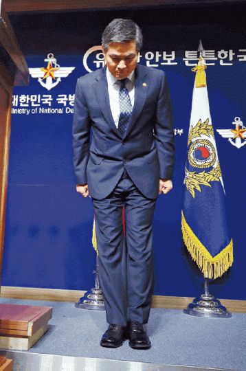 南韓國防部長鄭景斗就當年光州事件中軍方人員性侵女性道歉。 南韓國防部長鄭景斗就當年光州事件中軍方人員性侵女性道歉。
