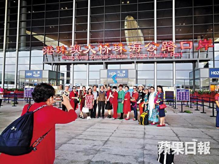 8:00am集合 衣着艷麗的旅客,在港珠澳大橋珠海口岸留影。林 熊攝8:36am出境 記者參加的鴨仔團從珠海出境後,搭金巴前往香港口岸。8:45am上橋 金巴駛經港珠澳大橋,團友在巴士上層「留倩影」。龔蕙芝攝10:08am抵港 記者一團人較早到達東涌,等候約10分鐘就能登上昂平纜車。11:30am昂坪 領隊指自己數日前已被傳媒拍攝指他「做黑工」,故不願上鏡。 8:00am集合 衣着艷麗的旅客,在港珠澳大橋珠海口岸留影。林 熊攝8:36am出境 記者參加的鴨仔團從珠海出境後,搭金巴前往香港口岸。8:45am上橋 金巴駛經港珠澳大橋,團友在巴士上層「留倩影」。龔蕙芝攝10:08am抵港 記者一團人較早到達東涌,等候約10分鐘就能登上昂平纜車。11:30am昂坪 領隊指自己數日前已被傳媒拍攝指他「做黑工」,故不願上鏡。