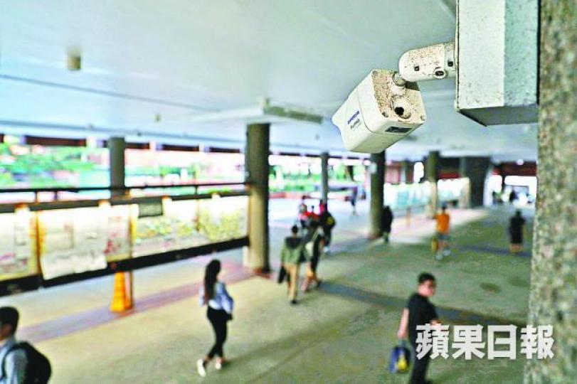 理大學生稱校方把民主牆周圍的閉路電視升級,作蒐集證據的工具。江俊豪攝「理事亭」成員鄭國明憂校方做法令同學噤聲。 理大學生稱校方把民主牆周圍的閉路電視升級,作蒐集證據的工具。江俊豪攝「理事亭」成員鄭國明憂校方做法令同學噤聲。