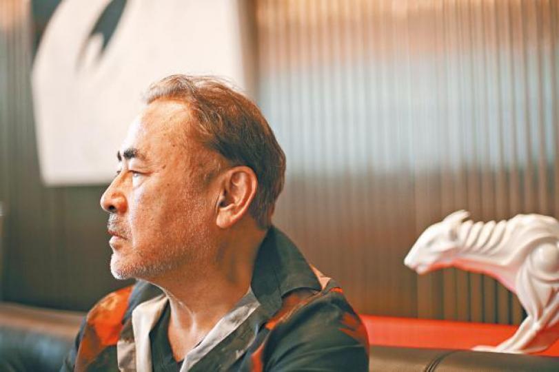 從動畫到插畫再到純藝術,天野喜孝多次在登峯造極之時由零再開始,永遠的freshman,不斷升呢。《Final Fantasy》令天野喜孝事業創高峯。從FF1到FF15畫足30年。85至92年期間,天野創作風格神秘的《Shishi-O》。天野早期作品《神勇飛鷹俠》,風格較寫實。天野近年的重心落在純藝術之上。 互聯網天野的工作室位於東京元麻布。 從動畫到插畫再到純藝術,天野喜孝多次在登峯造極之時由零再開始,永遠的freshman,不斷升呢。《Final Fantasy》令天野喜孝事業創高峯。從FF1到FF15畫足30年。85至92年期間,天野創作風格神秘的《Shishi-O》。天野早期作品《神勇飛鷹俠》,風格較寫實。天野近年的重心落在純藝術之上。 互聯網天野的工作室位於東京元麻布。