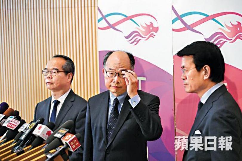 陳帆(中)昨與邱騰華及劉江華,交代應付大橋人流對策。 陳帆(中)昨與邱騰華及劉江華,交代應付大橋人流對策。