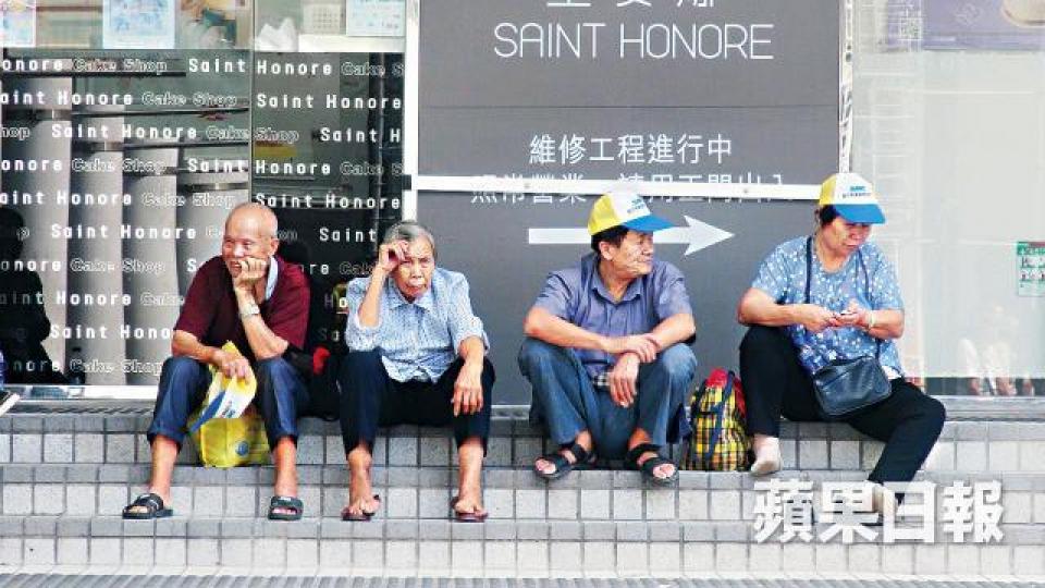 退休農民劉先生(右二)因政府收地獲賠175萬,稱來港只為睹大橋風光。周子惇攝 退休農民劉先生(右二)因政府收地獲賠175萬,稱來港只為睹大橋風光。周子惇攝