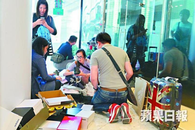 霸地分貨不少內地遊客在東涌商場購物後即場執拾戰利品,包裝盒隨地亂放。徐雲庭攝亂拋糭葉瘋狂掃貨東涌居民鄧太前日到超市買日用品,避開周末人潮。 霸地分貨不少內地遊客在東涌商場購物後即場執拾戰利品,包裝盒隨地亂放。徐雲庭攝亂拋糭葉瘋狂掃貨東涌居民鄧太前日到超市買日用品,避開周末人潮。