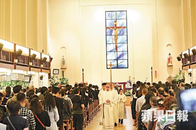 藍潔瑛的追思彌撒昨晚於聖亞納堂舉行,合共約300人出席。陳慧安攝藍潔瑛胞姐在親友陪伴下低調到場。邵仲衡與李麗珍一同到達會場。陶大宇手持鮮花到場送別藍潔瑛。鄧萃雯現身送別好友。張衞健(左圖)和陳美琪(右圖)亦有出席追思會。追思彌撒開始前,一名男子拿出一塊寫有「『大佬』出來謝罪」的橫幅抗議。 藍潔瑛的追思彌撒昨晚於聖亞納堂舉行,合共約300人出席。陳慧安攝藍潔瑛胞姐在親友陪伴下低調到場。邵仲衡與李麗珍一同到達會場。陶大宇手持鮮花到場送別藍潔瑛。鄧萃雯現身送別好友。張衞健(左圖)和陳美琪(右圖)亦有出席追思會。追思彌撒開始前,一名男子拿出一塊寫有「『大佬』出來謝罪」的橫幅抗議。
