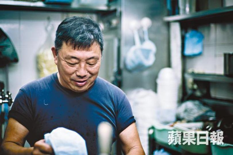 於石硤尾長大的肥哥,豪氣爽直,令人又畏又愛。肥哥對煮米粉都十分執着,要過多次冷河輕烚,吃起來方彈牙。小店的滷水不如潮式打冷鋪的濃鹹,香中帶甜。小店的雞翼十分搶手,每人限點一份。以往的肥哥壯碩得很,迷倒不少女生。肥嫂雖懂得烹煮配料,卻直言習慣不了凌晨工作。肥哥採用新鮮豬腸,每日逐條洗淨。辣汁每天新鮮熬製,食客必點。學生哥也是小店的小粉絲,逗得肥哥十分開懷。肥哥每早煮好食材後,都會到街市補給新鮮食材。肥哥內心裏,其實很感激肥嫂一直陪他捱世界。 於石硤尾長大的肥哥,豪氣爽直,令人又畏又愛。肥哥對煮米粉都十分執着,要過多次冷河輕烚,吃起來方彈牙。小店的滷水不如潮式打冷鋪的濃鹹,香中帶甜。小店的雞翼十分搶手,每人限點一份。以往的肥哥壯碩得很,迷倒不少女生。肥嫂雖懂得烹煮配料,卻直言習慣不了凌晨工作。肥哥採用新鮮豬腸,每日逐條洗淨。辣汁每天新鮮熬製,食客必點。學生哥也是小店的小粉絲,逗得肥哥十分開懷。肥哥每早煮好食材後,都會到街市補給新鮮食材。肥哥內心裏,其實很感激肥嫂一直陪他捱世界。