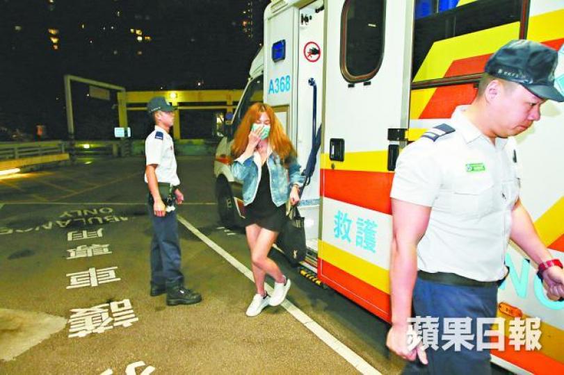 女事主拒陪客出街而捱打,事後送院治療。江寶龍攝 女事主拒陪客出街而捱打,事後送院治療。江寶龍攝