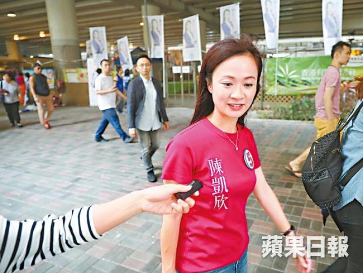 陳凱欣昨被要求回應馬凱未能入境一事,即試圖急步離開。何家達攝馬凱馬凱前日在facebook上載政府總部記者證和八達通相片,留言稱在香港的聚會將未能赴約,日後將移居歐洲。 陳凱欣昨被要求回應馬凱未能入境一事,即試圖急步離開。何家達攝馬凱馬凱前日在facebook上載政府總部記者證和八達通相片,留言稱在香港的聚會將未能赴約,日後將移居歐洲。