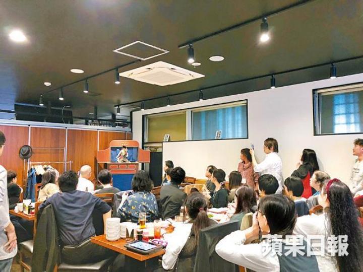50多名日本金庸粉絲昨在東京聚會。松田小姐在日本經營香港漫畫店。廖梓霖攝 50多名日本金庸粉絲昨在東京聚會。松田小姐在日本經營香港漫畫店。廖梓霖攝