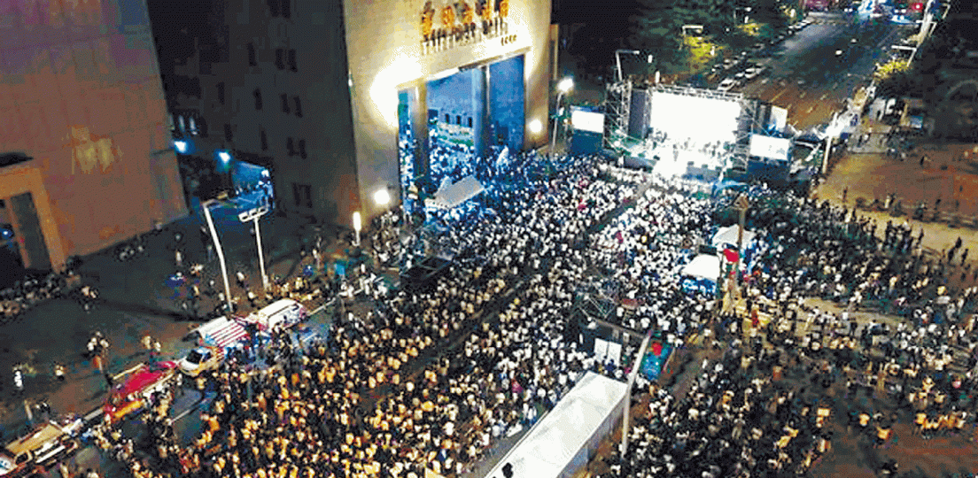 柯文哲昨在台北市政府前舉行萬人造勢大會。 柯文哲昨在台北市政府前舉行萬人造勢大會。
