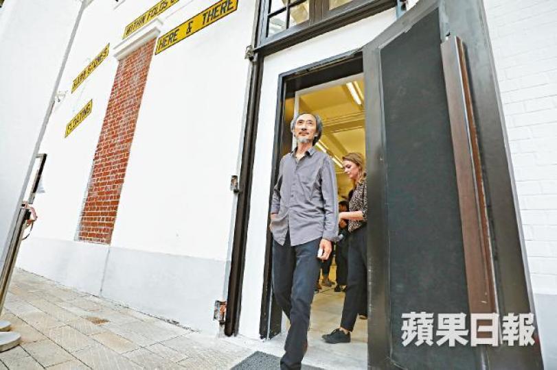 經歷一波三折,馬建在大館的講座昨日順利舉行。李家皓攝馬建新書《中國夢》大批市民昨排隊等候入座,包括資深傳媒人鄭明仁(右二)。 經歷一波三折,馬建在大館的講座昨日順利舉行。李家皓攝馬建新書《中國夢》大批市民昨排隊等候入座,包括資深傳媒人鄭明仁(右二)。