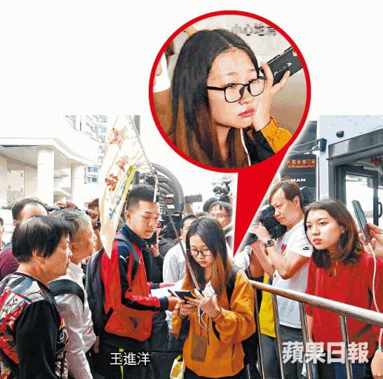 女領隊被「東涌人」王進洋質問,不知所措灑淚離開。 女領隊被「東涌人」王進洋質問,不知所措灑淚離開。