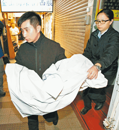 兩歲男童的遺體昨移送到殯儀館。台灣《蘋果日報》 兩歲男童的遺體昨移送到殯儀館。台灣《蘋果日報》