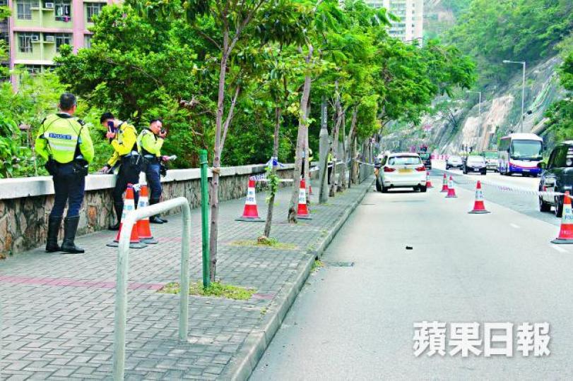 女途人遭寶馬撞倒,飛彈行人路頭撼大樹重傷不治。 女途人遭寶馬撞倒,飛彈行人路頭撼大樹重傷不治。
