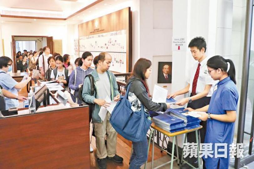 聖保羅男女中學只得約100個中一學額供公開申請。 聖保羅男女中學只得約100個中一學額供公開申請。