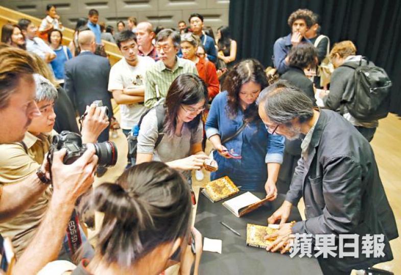 第二場演講結束後,馬建為一眾文學愛好者簽書。 第二場演講結束後,馬建為一眾文學愛好者簽書。