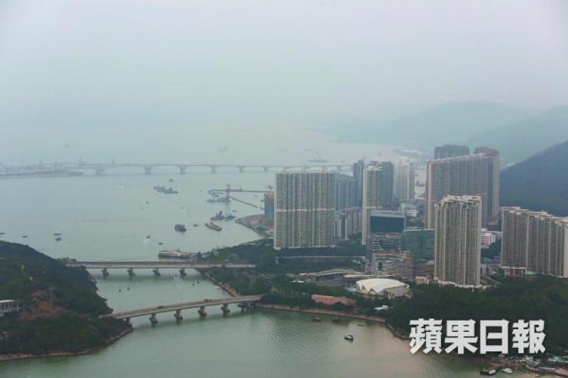 港珠澳大橋通車後,東涌的空氣污染物濃度激增,昨日該區天色一片灰濛。李家皓攝 港珠澳大橋通車後,東涌的空氣污染物濃度激增,昨日該區天色一片灰濛。李家皓攝